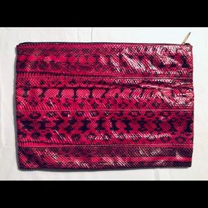 BCBG Pink Snakeskin Foldover Clutch
Fold over
Zipper closure
